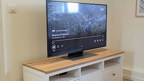 Un televisor de pantalla plana sobre un mueble de madera de diseño minimalista.