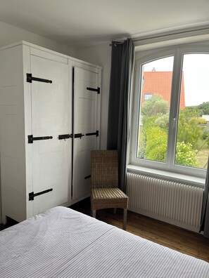 5 habitaciones, tabla de planchar con plancha y ropa de cama 