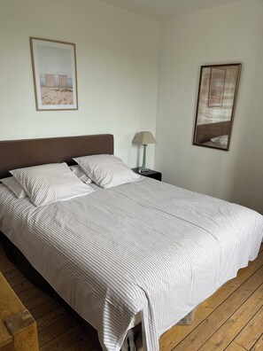 5 habitaciones, tabla de planchar con plancha y ropa de cama 