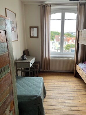 5 chambres, fer et planche à repasser, draps fournis