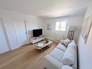 TV, DVD player, books, stereo