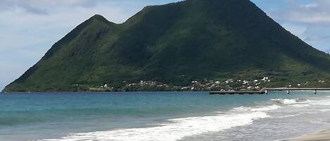 Una spiaggia nelle vicinanze, lettini da mare