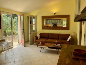 TV - Fully air conditioned and renovated, Breathtaking view, Infinity pool (Saint-Hippolyte-le-Graveyron)