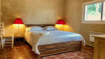 3 bedrooms, iron/ironing board, WiFi, bed sheets