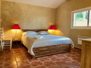 3 bedrooms, iron/ironing board, WiFi, bed sheets