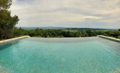 Fully air conditioned and renovated, Breathtaking view, Infinity pool