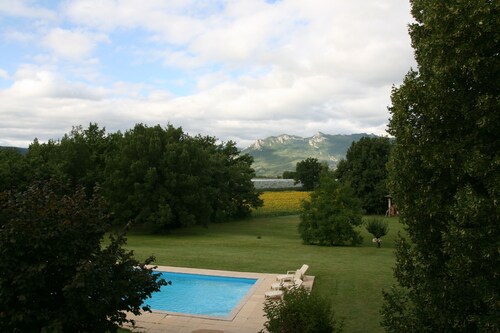 In all seasons, house in lush greenery + private pool and forest