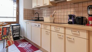Kaffetrakter/tekoker, kjøleskap, ovn og kokeplater