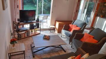 Fernseher, DVD-Player, Tischfußball, Tischtennisplatte