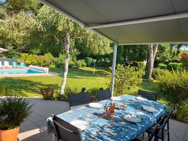Outdoor dining - Comfortable 4-bedroom villa on the Montélimar golf course (200m) (Montboucher-Sur-Jabron)