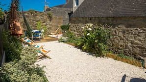 A stone house with a gravel patio, outdoor seating, and a garden. - House on the beach for 6 people in Crozon (Crozon)