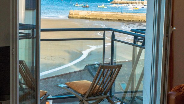 Een balkon met uitzicht op het strand en de oceaan.