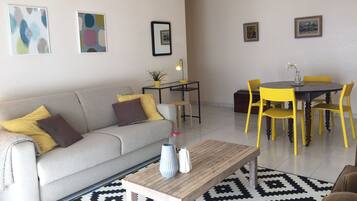 Télévision, lecteur de DVD, livres, médiathÚque