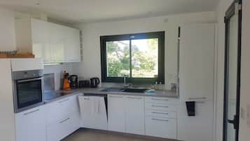 Kjøleskap, mikrobølgeovn, ovn og kokeplater