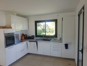 Fridge, microwave, oven, stovetop - Large modern villa with swimming pool. (Cagnes-Sur-Mer)
