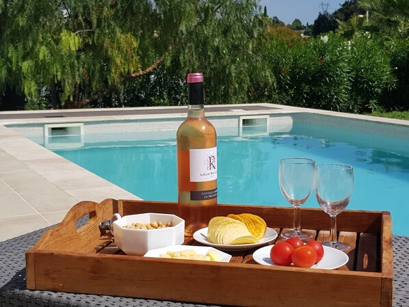 Outdoor pool - Large modern villa with swimming pool. (Cagnes-Sur-Mer)