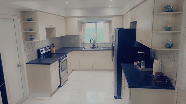 Microondas, horno, cafetera y tetera y tostadora 