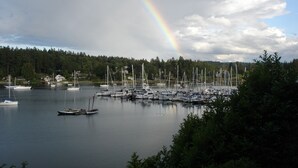 Satamassa oli useita laivoja, ja se oli ympäröity puilla sekä metsäisellä rinteellä.