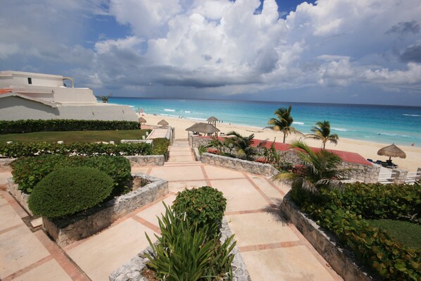 On the beach - Newly Renovated Suite With Beautiful View Of Ocean (Cancún)