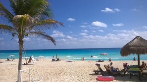 På stranden