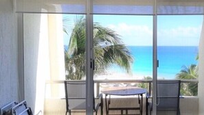 A balcony with a view of the ocean and palm trees. - Newly Renovated Suite With Beautiful View Of Ocean (Cancún)