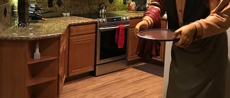 冷蔵庫、電子レンジ、オーブン、コンロ