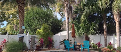 Utendørsbasseng og et oppvarmet basseng