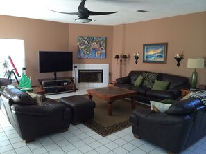 Smart TV, videogiochi, lettore DVD, libri