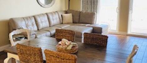 Een smart-tv, een open haard, boeken en een stereo