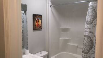 Kombinert dusj/badekar, hårføner, håndklær og sjampo