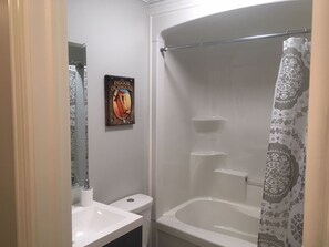Ducha y bañera combinadas, secador de pelo, toallas y champú