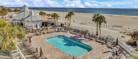 Una piscina cubierta, una piscina climatizada