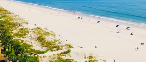 Na praia, espreguiçadeiras, toalhas de praia