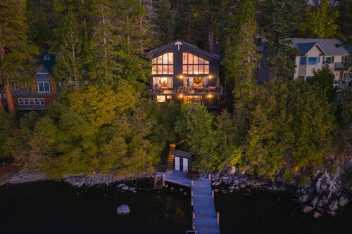  Kaunis Lakefront Home laiturilla ja poijulla. Pooch ystävällinen.