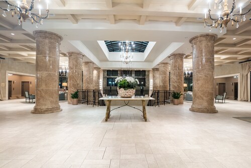 San Antonio | Couples Resort Stay | Pool + Spa | 1BR Suite