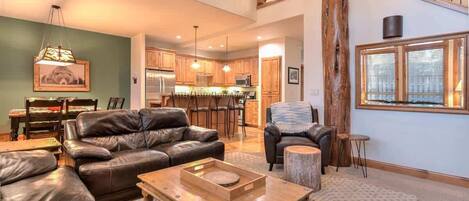 Televisio, takka, työhuone