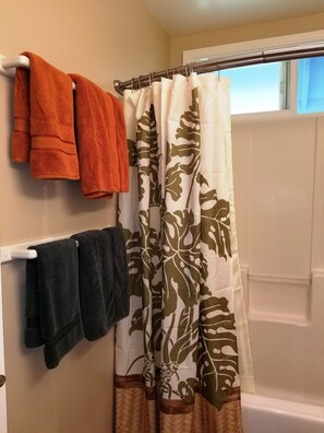 Ensemble douche/baignoire, sèche-cheveux, serviettes fournies, savon