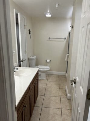 Kombinert dusj/badekar, boblebad, hårføner og håndklær