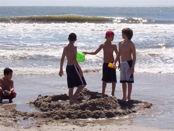 Guests can enjoy beach activities and scenic ocean views.