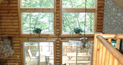 Lake Nantahala smokey mountain Lakeside Lodge in Gated Community. Pontoon boat