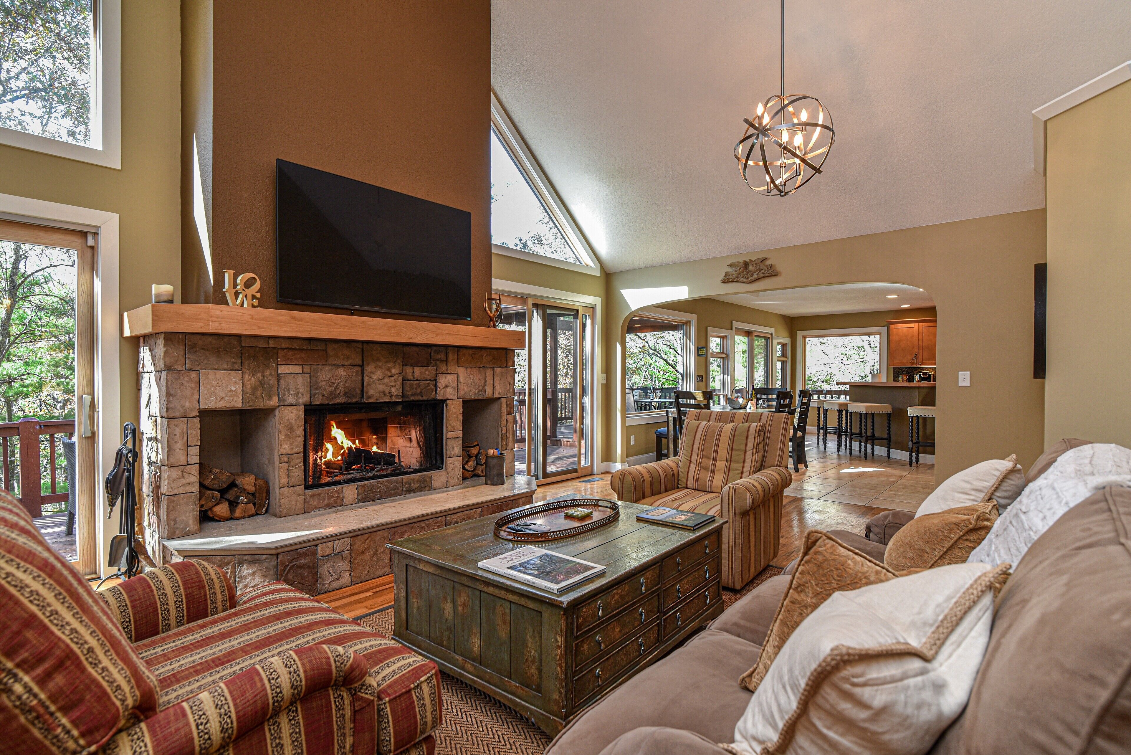 Smart TV, chimenea, reproductor de DVD y tenis de mesa 