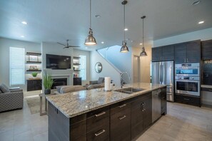 Een koelkast, een magnetron, een oven, een kookplaat