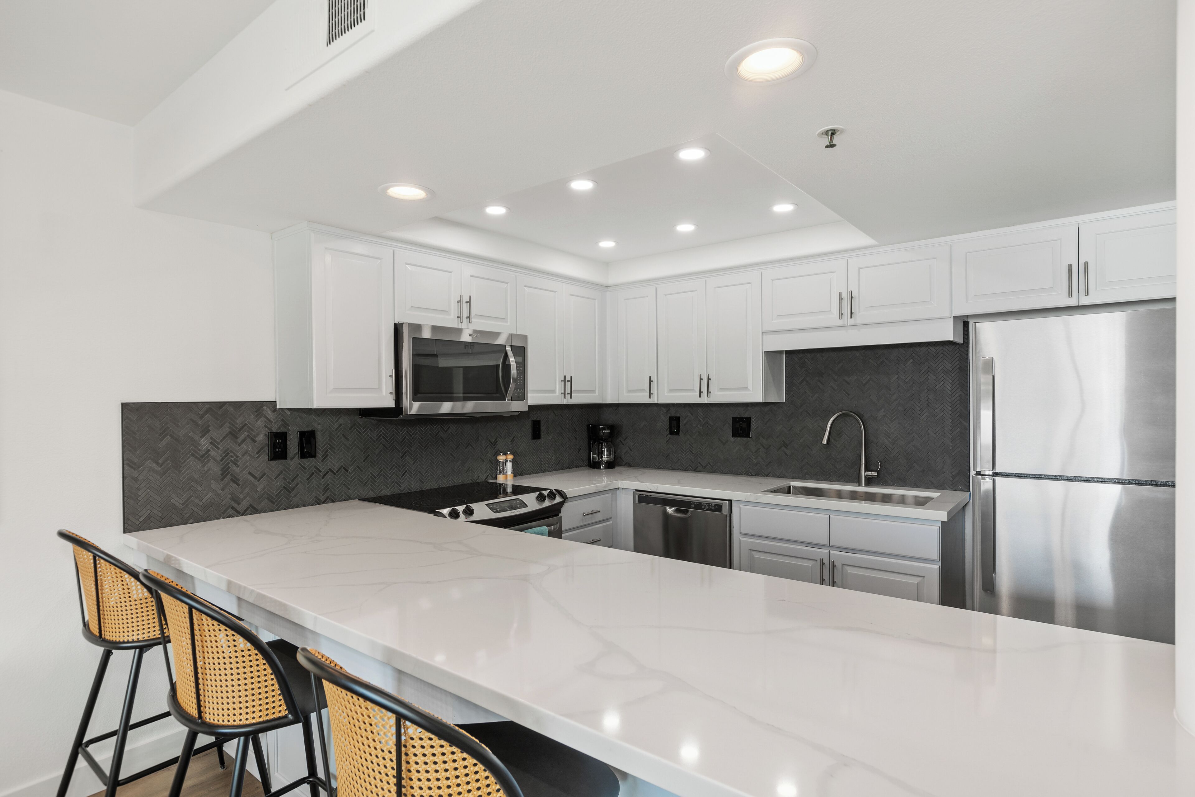 Køleskab, mikrobølgeovn, ovn, kogeplade