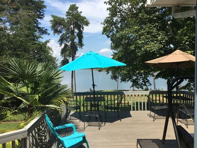 Lakehouse Retreat with dock, paddle boat, canoe & kayaks! Now have Gas Grill 