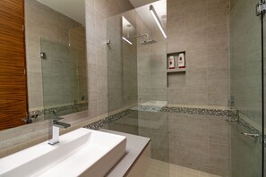 Shower, hair dryer, towels, soap - Loft 268. Luxury Condo In The Heart Of The Romantic Zone (Emiliano Zapata)
