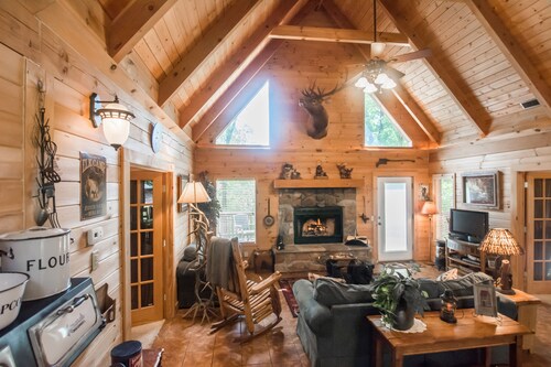 Viihtyisä mökki kahdella Master-sviitillä, täydellinen kahdelle pariskunnalle