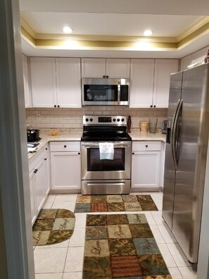 Jääkaappi, mikroaaltouuni, uuni, liesi