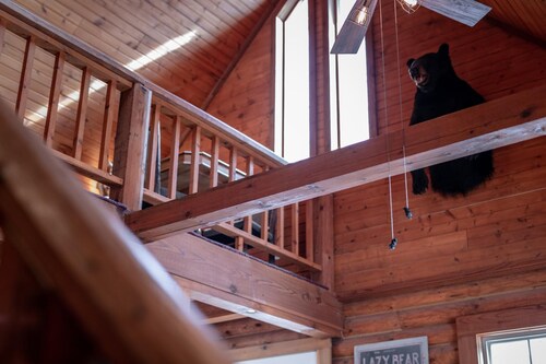 Classic Up North Log Cabin-Lazy Bear Lodge