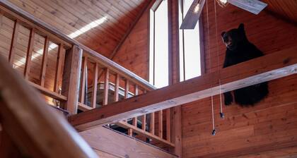 Classic Up North Log Cabin-Lazy Bear Lodge