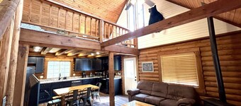 Classic Up North Log Cabin-Lazy Bear Lodge